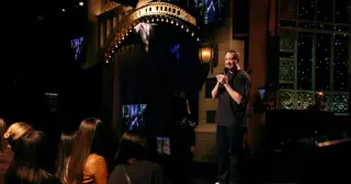 Gillis Gym Joke Backlash Escalates as SNL UK Mocks Comedian and Che Defends Comedy