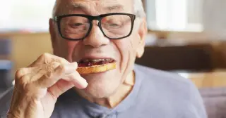 Five Mealtime Clues That Could Signal Dementia