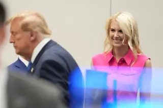 Trump showers White House aides with $45K gifts as probes and polls shape day