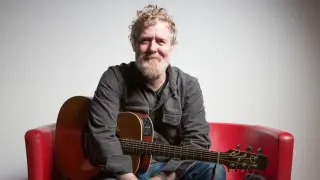 Stars honor Glen Hansard following sudden death