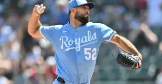 White Sox edge Royals 2-1 amid a cascade of miscues