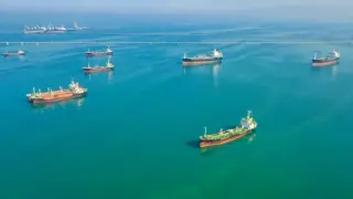 Hormuz Traffic Falls as Iran and Oman Explore a Temporary Corridor