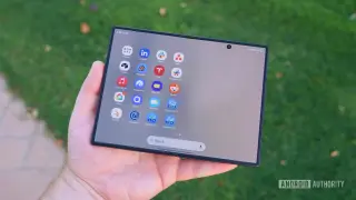 Galaxy Z Fold 8 corners show unexpected flex, prompting defect-or-design questions
