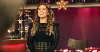 Kelly Clarkson and Brooklyn Toy Shop Trade Blasts Over $15,000 Bird Automaton