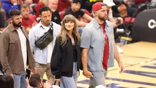 Kelce Flashes Swift’s Ring, Fans React In Chiefs Preseason Opener