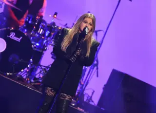 Kelly Clarkson Turns Vegas Wardrobe Moment Into a Funny Declaration of 'Perfection'