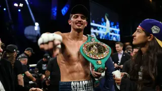 Fundora’s Late-Second KO Sparks Controversy and Sets Stage for Ennis Unification