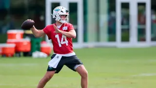 Dolphins Open Practice Flaunts Deep Ball, Ewers Connects on Long TDs