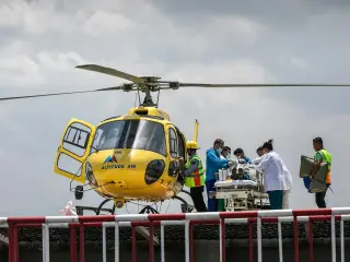 Everest guide found alive after six days missing, crawling toward base camp