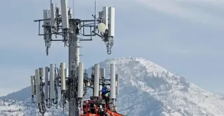 SpaceX seeks 80,000 cell site leases from Crown Castle to launch US mobile carrier