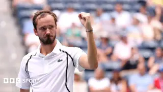 Medvedev Advances to US Open Third Round Amid Bird Interruption