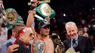 Benavidez seals historic triple-weight world title with Ramírez stoppage