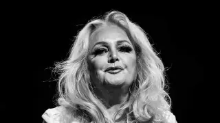 Bonnie Tyler Placed in Medically Induced Coma Following Emergency Surgery