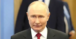 Putin Faces Fresh Setback as Russia’s Banking System Edges Toward Crisis