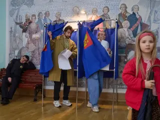 Putin-Backed Party Dominates Early Russian Duma Results