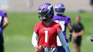 Murray Sets the Pace as Vikings Kick Off QB Competition with 11-on-11 Work