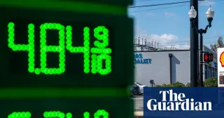 Trump Weighs Federal Gas Tax Suspension Amid Midterm Fuel Price Pressure