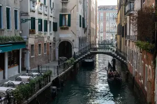 Shirtless jog in Venice sparks local rule reminder and puzzled looks