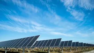 Heatwaves lift Europe's solar output, but evenings test the grid