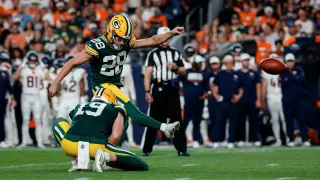 Smack’s Long-Range Kicking Sparks Packers to 33-13 Preseason Win Over Broncos