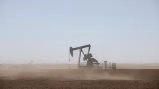 Diplomatic Hopes and Supply Glitches Drive Oil Below $100, Lifting Global Bonds