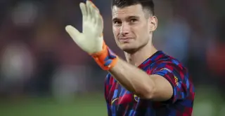 Flick Makes Bold Goalkeeping Change as Livaković Starts for Barca vs Sevilla