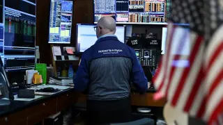 AI Stock Turbulence Sparks Debate on Bubble and Market Rotation