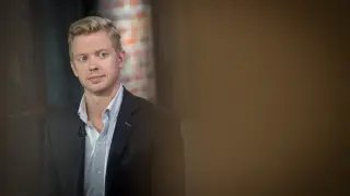 Reddit Bets on Human Insight Over AI Summaries as Shares Plunge