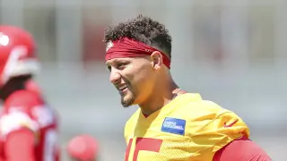 Mahomes Begins Practice Wearing Knee Brace, Timeline Unclear