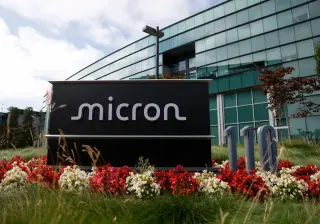 Micron Climbs Toward $1,000 as Apple Memory Talks Add Fuel