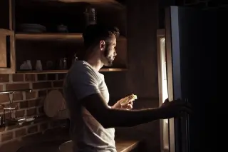 Late-Night Eating Linked to 35% Higher Fatty Liver Risk in 199,000-Person Study