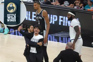 BWW slammed for offering to host court-invading Knicks-Spurs Finals fan