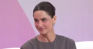Amanda Peet’s Early Breast Cancer Warning Was a Skin Change, Not a Lump
