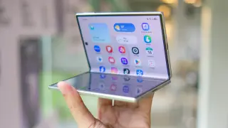 Foldable Phones Mature as Crease Issues Fade and Prices Soar