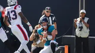 Lawrence’s Fourth-Quarter Kneel Sparks Fantasy Debate in 35-6 Jaguars Win
