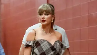Swift Signals Fan to Stop Filming During Chiefs Win