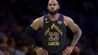 LeBron-Lakers future in flux as Warriors position for blockbuster bid