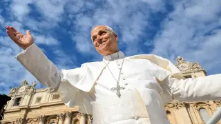 Pope Leo XIV gains ground over Trump in latest poll amid Iran tensions