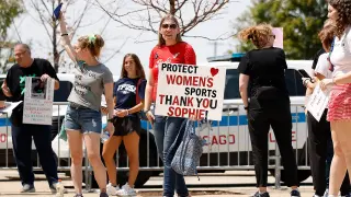 Cunningham Rally Highlights Culture-War Clash Over Women’s Sports Outside Chicago