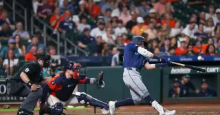 Astros walk off Mariners in extras as rookie Rodden debuts