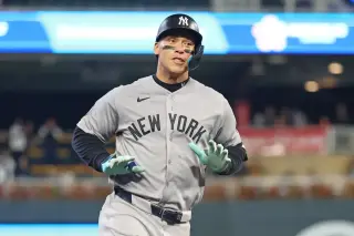 Judge exits early with leg tightness, fueling Yankees injury scare