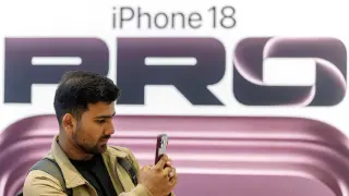 iPhone 18 Pro Max's Heavier Build Draws Criticism Despite Performance Gains