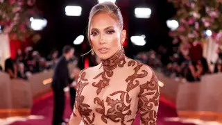 Jennifer Lopez Flaunts Sculpted Abs in White Bikini at Memorial Day Pool