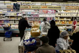 US Consumer Sentiment Hits Record Low as Middle East Conflict Drives Inflation