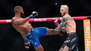 Parnasse storms UFC Paris debut with first-round TKO of Hooker, eyes Holloway