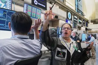 Dow sinks 500 points as Warsh-led Fed signals tougher rate path