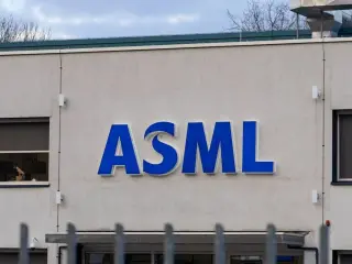 ASML Lifts 2026 Sales Outlook Amid 2030 Order Interest, But Q3 Revenue Miss Triggers Sector Sell-Off