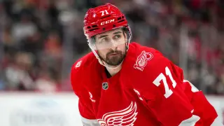 Yzerman Won’t Guarantee Larkin Trade as Wings Weigh Options