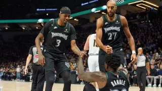 Wolves Lean on Dosunmu as They Chase a Closeout Without Edwards and DiVincenzo