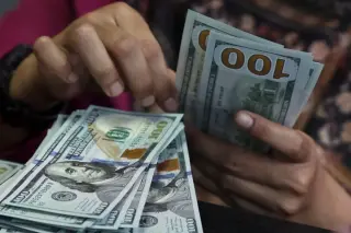 Euro Nears 17-Month Low as Fed Minutes Reinforce Dollar Strength